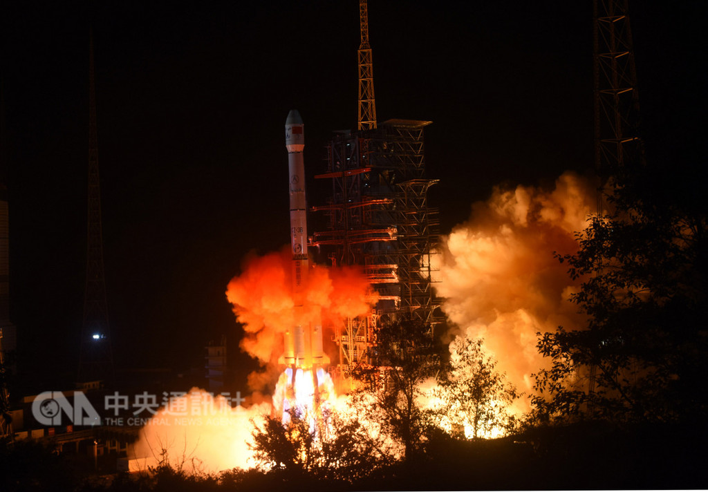 中國8日凌晨2時23分在西昌衛星發射中心成功發射嫦娥四號探測器,預計飛行27天後,將於2019年初在月球著陸,這將是世界第一顆在月球背面著陸和巡視探測的太空載具。(中新社提供)中央社 107年12月8日