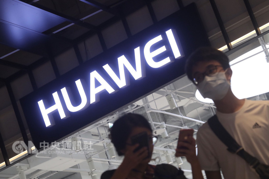 華為財務長孟晚舟遭加拿大逮捕,各國對華為可能帶來的國安隱憂也浮上檯面。外媒「國家利益」指出,華為4月才在台北開設旗艦店,台灣大量使用華為產品,恐形成國安漏洞。中央社記者吳家昇攝 107年12月8日