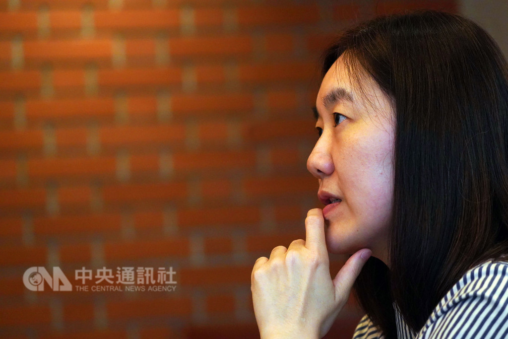 如果,誠品是一個天平,那麼「浪漫」與「精明」就是它兩端的砝碼,吳旻潔說,她的責任,是在兩者間找到平衡的支點,不失誠品本色,又能永續發展,「我必須夠精明,才有浪漫的本錢」。中央社記者孫仲達攝 107年12月9日