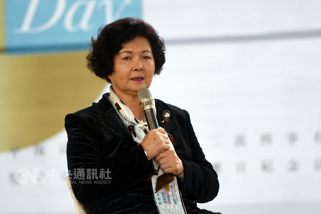 促轉會9日在白色恐怖景美紀念園區舉辦「平復司法不法之第二波刑事有罪判決撤銷公告儀式暨2018年世界人權日紀念活動」,受難家屬藍芸若(圖)說,促轉會東廠風波後,風雨飄搖之際,堅守崗位完成第二波名單,雖然很多受難者無法看到遲來正義,但家屬很安慰感激。中央社記者孫仲達攝 107年12月9日