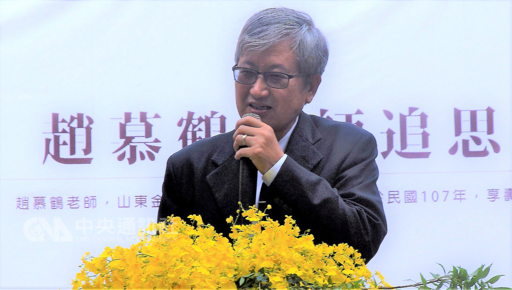 知名鳥蟲體書法家趙慕鶴11月在中國山東故鄉辭世,享嵩壽107歲,他生前長期以國立高雄師範大學為家,高師大9日舉辦追思會及書法展,高師大校長吳連賞(圖)上台致詞,緬懷大師不平凡的人生及終身學習精神。中央社記者程啟峰高雄攝 107年12月9日