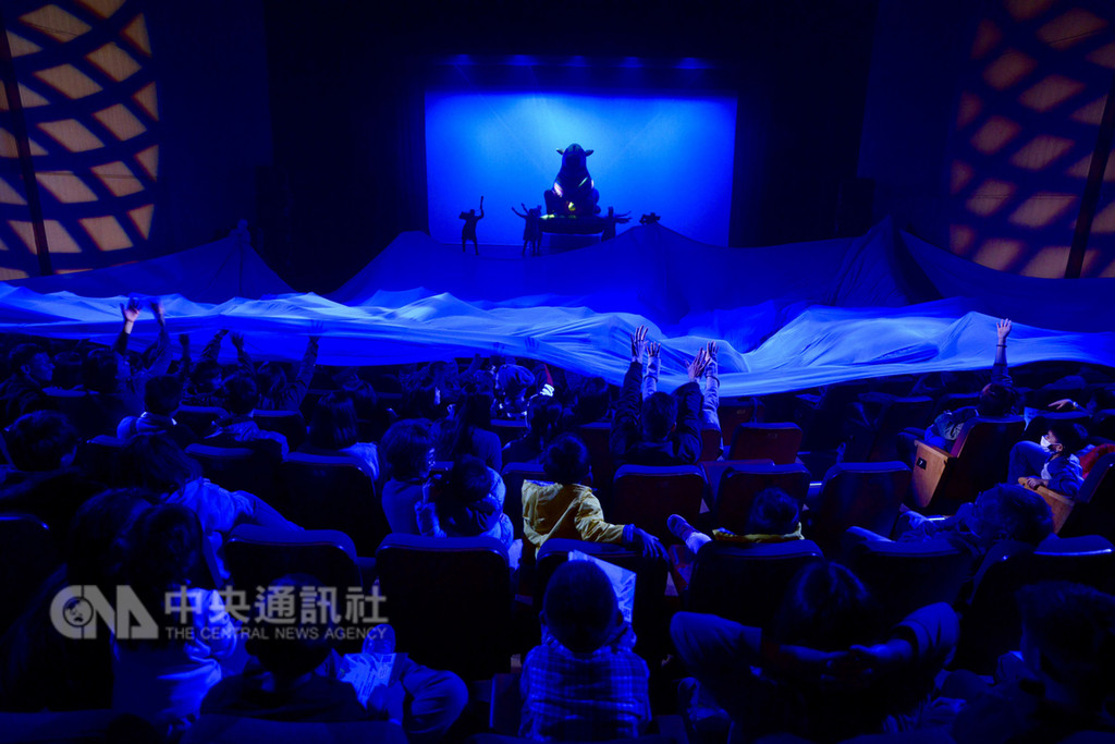 紙風車劇團年度新作「巫頂看世界」在台北城市舞台首演,9日圓滿落幕,劇團在演後加碼宣布,22日將於台中中山堂加演一場,票券12日中午開賣。(紙風車劇團提供)中央社記者汪宜儒傳真 107年12月9日