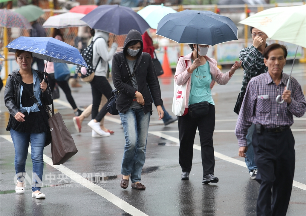 氣象局預報,9日台灣北部及宜蘭整天濕涼,高溫只有攝氏20至23度,中南部及花東高溫約24至28度,日夜溫差仍大。(中央社檔案照片)