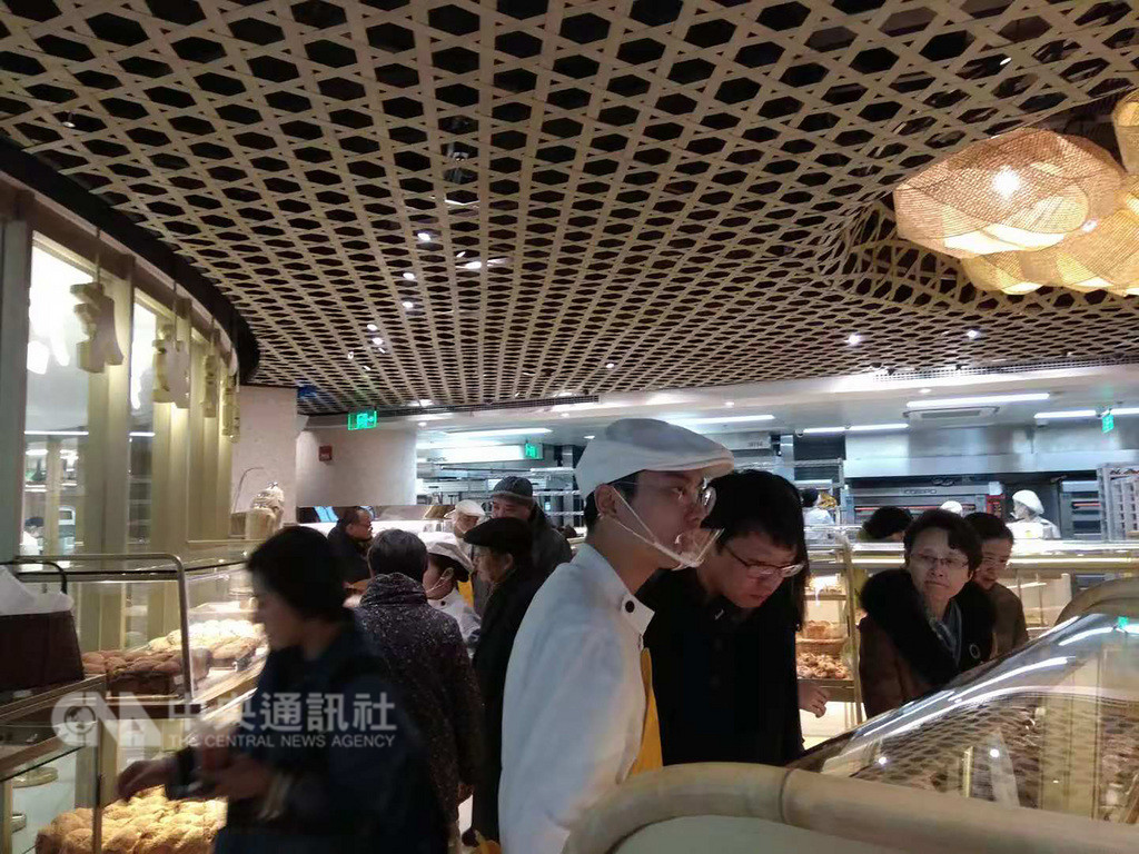 雖然被部分中國大陸網民批評為「台獨麵包」,但位於上海的吳寶春麵包店內顧客仍多。中央社記者翟思嘉上海攝 107年12月10日