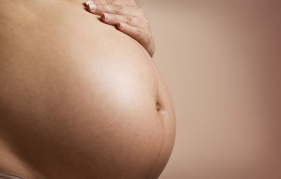 國健署調查發現,台灣部分育齡婦女有葉酸、碘、鐵、維生素D攝取不足問題。(圖取自Pixabay圖庫)