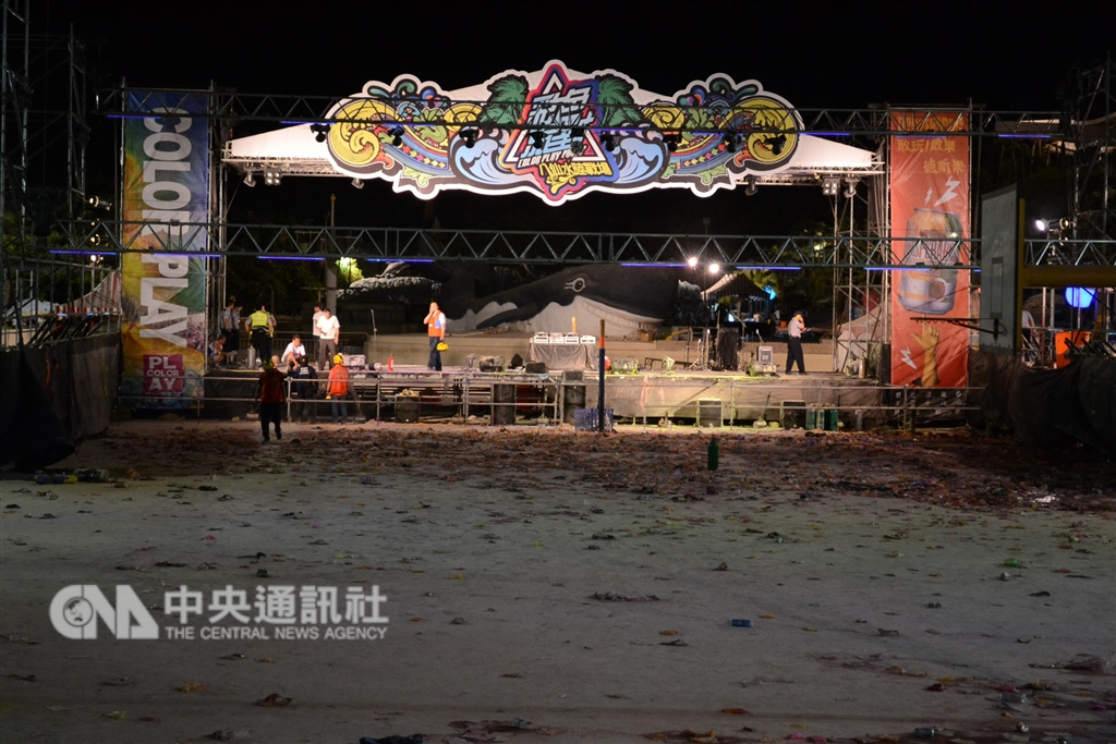 八仙樂園民國104年發生塵爆意外,造成15人死亡、358人重傷。圖為當時粉塵爆炸後地面殘留大量塵土。(中央社檔案照片)