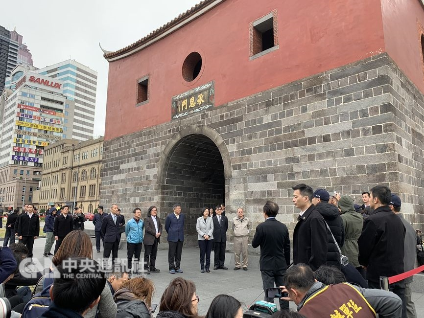 蔡柯會13日登場,總統蔡英文(中排左5)下午2時抵達北門廣場,台北市長柯文哲(中排左4)在場親迎蔡總統。預計這場會面將討論市政議題,並聽取西區門戶計畫簡報。中央社記者張新偉攝 107年12月13日