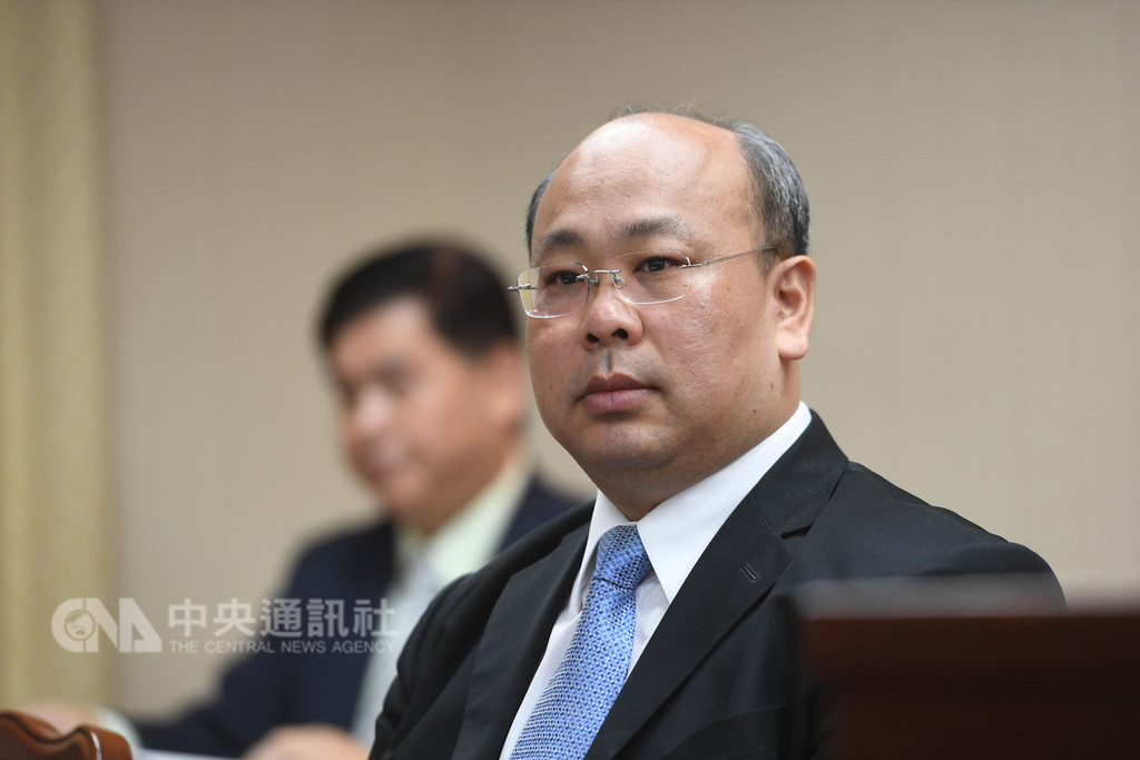 中選會代理主委陳朝建(前)13日表示,九合一大選規劃未盡周詳導致民眾排隊,要再度致歉。中選會針對公投是否合併大選、公投案主文字數、防止死人連署等,將以最快速度提出公民投票法修正草案。中央社記者孫仲達攝 107年12月13日