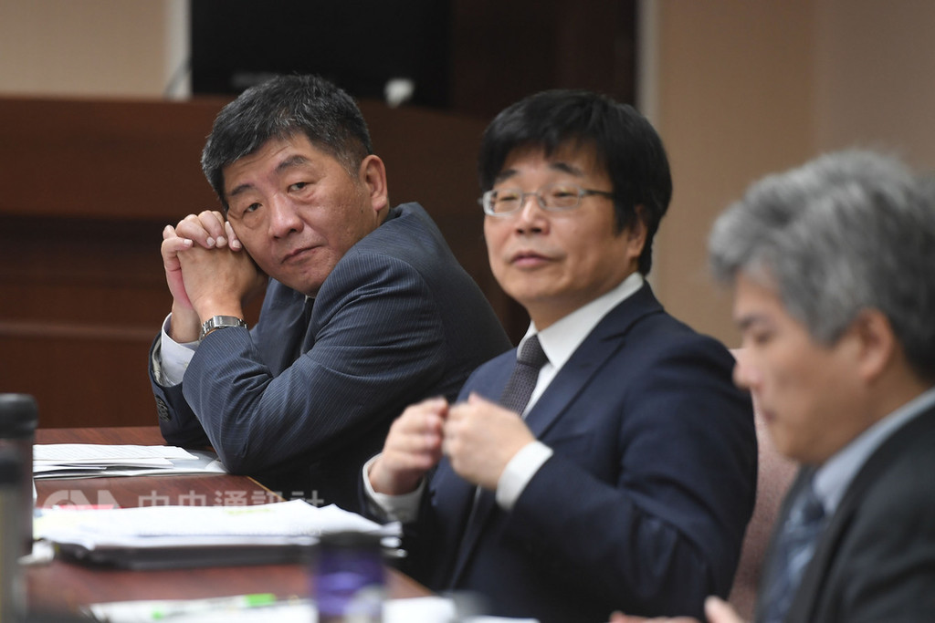 為防疫非洲豬瘟,農委會罕見發出國家級警報簡訊,衛生福利部長陳時中(左)13日出席立法院社會福利及衛生環境委員會時對此表示贊同,衛福部未來若發生新興疾病,急需通知民眾時,也可能比照辦理。中央社記者孫仲達攝 107年12月13日