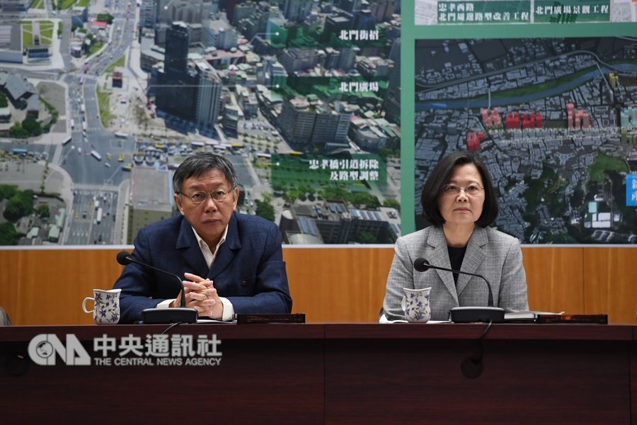 蔡柯會13日下午正式登場,總統蔡英文(右)與台北市長柯文哲(左)先在北門廣場會面後,再轉往中華郵政大樓聽取簡報。中央社記者王飛華攝 107年12月13日