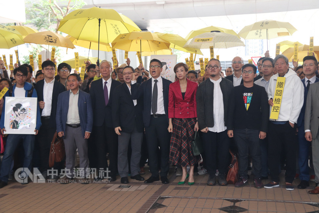 香港「占中」案14日結束審訊,法官押後到明年4月9日裁決。圖為包括「占中」發起人等9名被告和支持者於審訊首天在法庭外集合。(資料照片)中央社記者張謙香港攝 107年12月14日