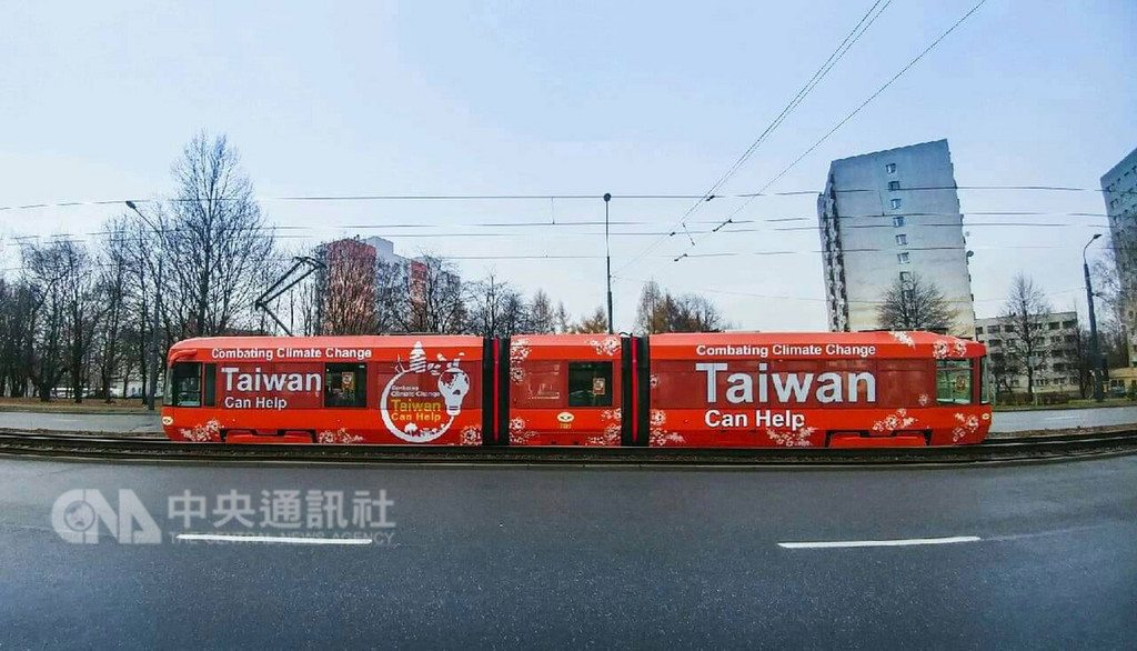 聯合國氣候會議3日起在波蘭卡多維斯(Katowice)舉行,會場外到處可見寫上「台灣可以幫忙」(Taiwan Can Help)字樣的電車。(外交部國際傳播司提供)中央社記者林育立柏林傳真 107年12月14日