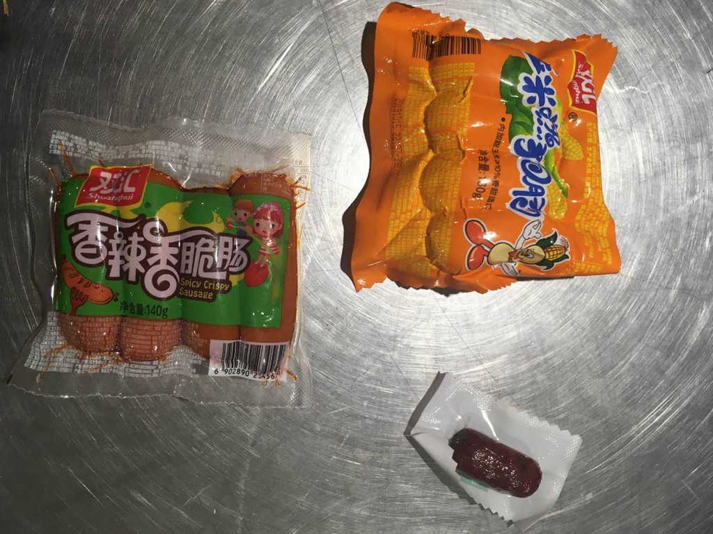 新修正的動物傳染病防治條例14日生效,關務署台北關先後查獲3名旅客從中國大陸搭機來台,攜帶大陸火腿腸入境,分別遭裁處新台幣5萬及3萬元罰鍰。(台北關提供)中央社記者邱俊欽桃園機場傳真 107年12月14日