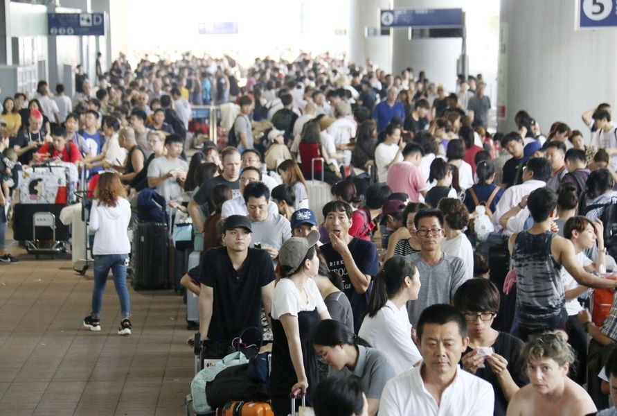 日本關西國際機場9月初受到颱風燕子重創封閉,旅客大排長龍等待接駁。(檔案照片/共同社提供)
