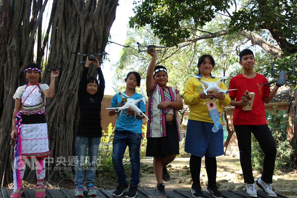 中華民國愛自造者學習協會發起「看見家鄉」短片拍攝計畫,邀請39名偏鄉學童以空拍機拍攝製作影像作品,帶領孩子從不同角度認識家鄉、認識自己生命的一部分。(成功大學提供)中央社記者張榮祥台南傳真 107年12月15日