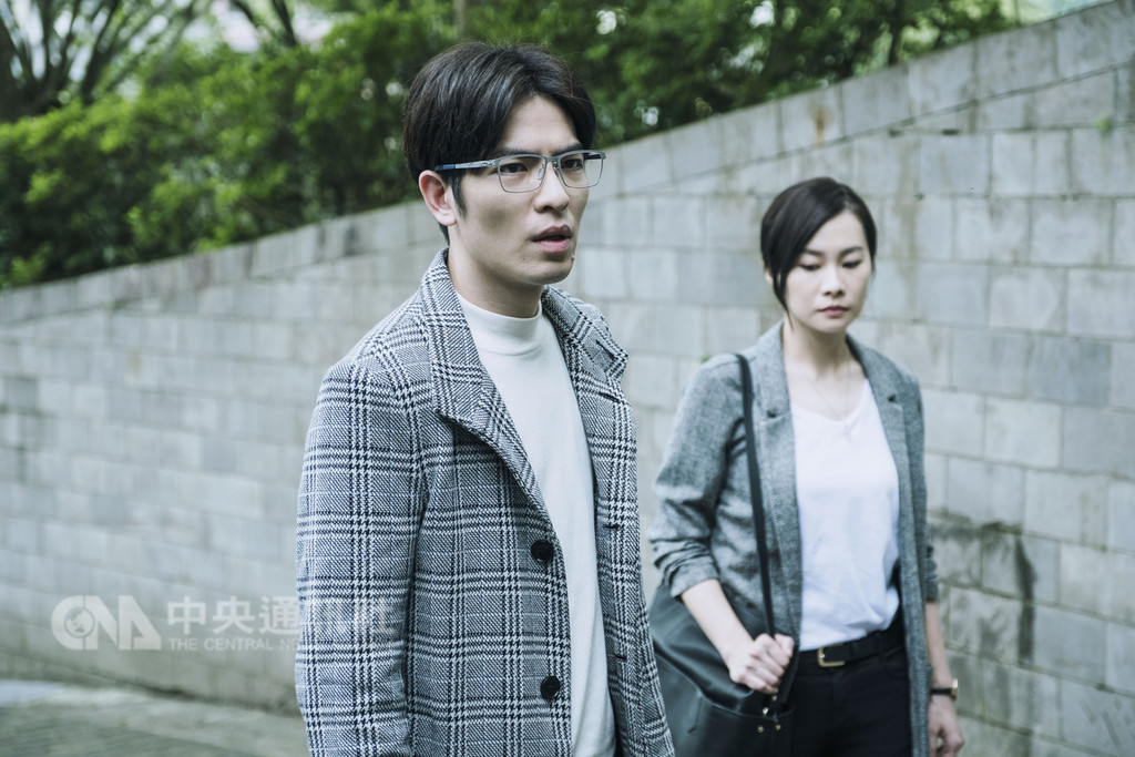 公共電視推出心理驚悚影集「魂囚西門」,金曲歌王蕭敬騰(左)首度扛下電視影集男主角,歌手鄭宜農(右)則在劇中扮演蕭敬騰助手。(公視提供)中央社記者江佩凌傳真 107年12月15日