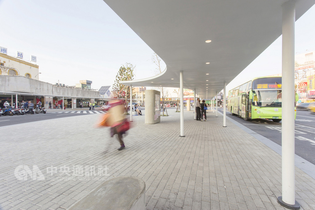 2018台灣建築獎15日在台北舉行頒獎典禮,由沈庭增建築師事務所規劃進行的嘉義火車站站前西側廣場整頓,榮獲佳作肯定。(建築師雜誌提供)中央社記者鄭景雯傳真 107年12月15日