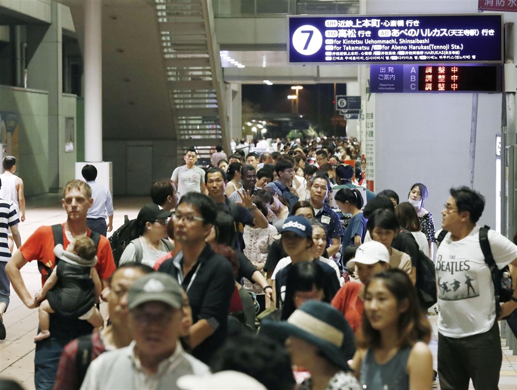 關西機場假訊息事件,南投地院裁定不罰貼文游姓大學生,外交部表示遺憾。圖為大阪關西機場9月受到颱風燕子影響,多名旅客在機場排隊等待。(檔案照片/共同社提供)