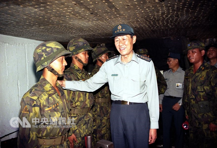 前參謀總長陸軍一級上將羅本立(中)15日下午1時許於台北三軍總醫院過世,享耆壽92歲。圖為羅本立民國85年到金門視察防務。(中央社檔案照片)