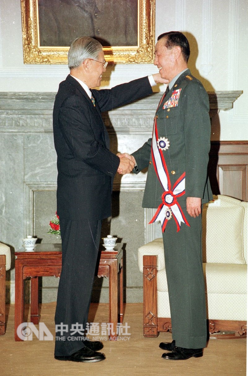 羅本立(右)民國87年卸職參謀總長,轉任總統府戰略顧問,獲頒軍人最高榮譽的青天白日勳章。圖為時任總統李登輝頒青天白日勳章給羅本立。(中央社檔案照片)