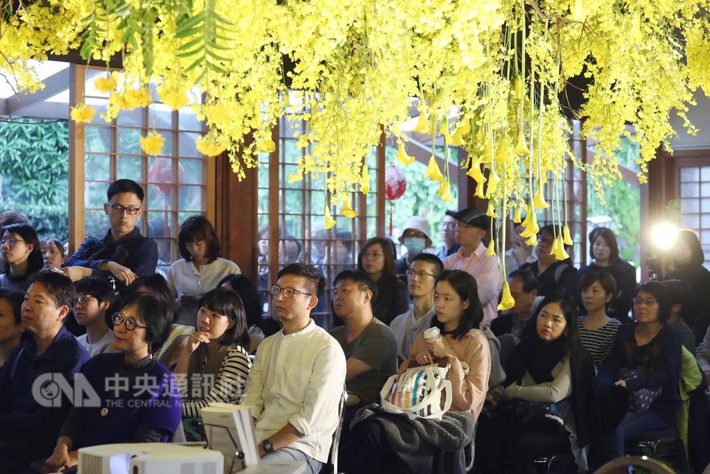 曾創作「我是許涼涼」、「老派約會之必要」等文學作品的台灣女作家李維菁11月病逝,她的友人及書迷16日齊聚台北市長官邸藝文沙龍,緬懷李維菁的美麗倩影。中央社記者吳翊寧攝 107年12月16日