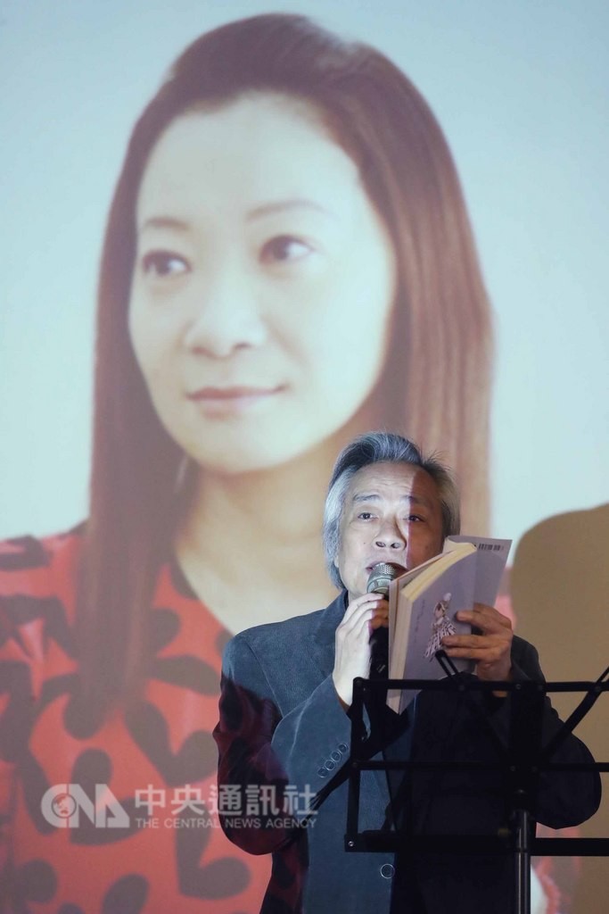 台灣女作家李維菁11月病逝,她的追思會暨「有型的豬小姐」新書發表會16日在台北市長官邸藝文沙龍舉行,上報董事長王健壯(圖)現場朗讀並分享她的新書內容。中央社記者吳翊寧攝 107年12月16日