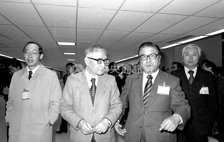 楊西崑(左2)代表中華民國與美國進行斷交談判,返台時蔣彥士(右2)、錢復(左1)在機場迎接。(中央社檔案照片)