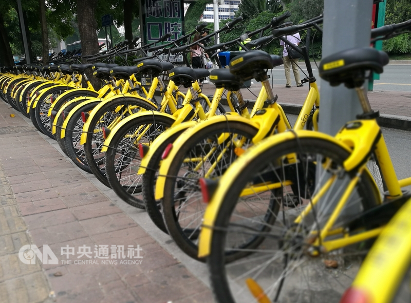俗稱小黃車的中國大陸共享單車ofo因押金難退,近日被網友包圍總部「組團退款」。(中央社檔案照片)