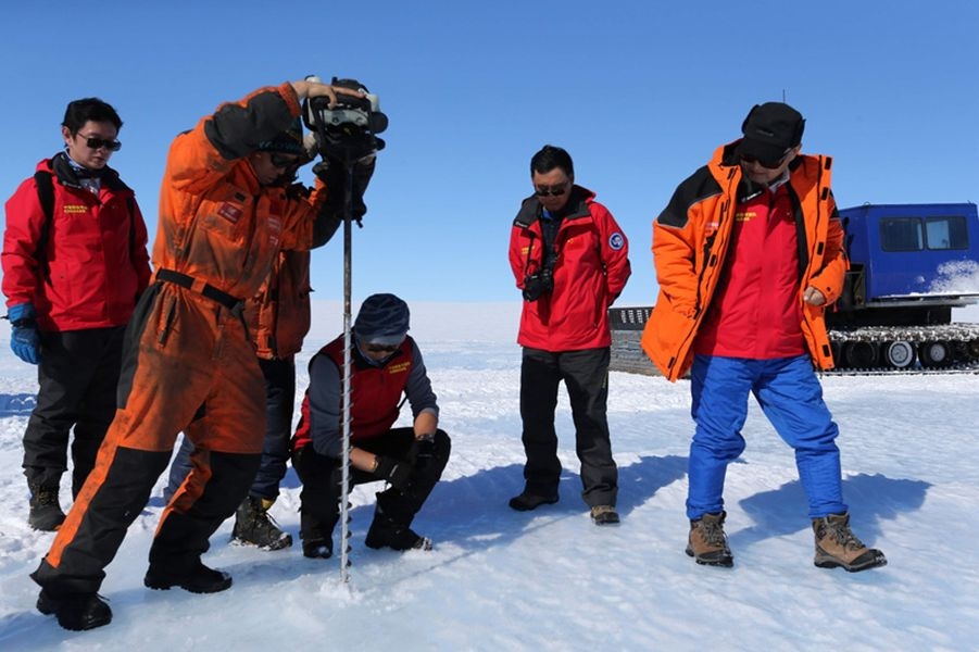中國第35次南極科學考察隊近日在南極冰蓋發現一處適合建設大型機場的成片藍冰區。(圖取自中國政府網站 www.gov.cn)