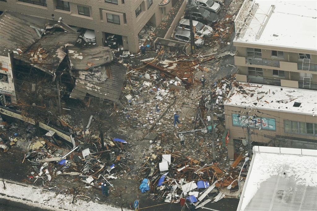 日本札幌市豐平區16日晚間有棟建築物發生爆炸,導致42人受輕重傷送醫急救。(共同社提供)