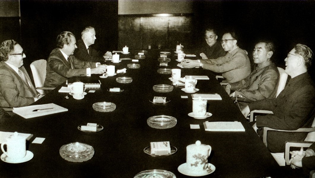 1972年2月28日美國總統尼克森(左2)與周恩來(右2)在上海會談並簽署公報。(檔案照片/中新社提供)