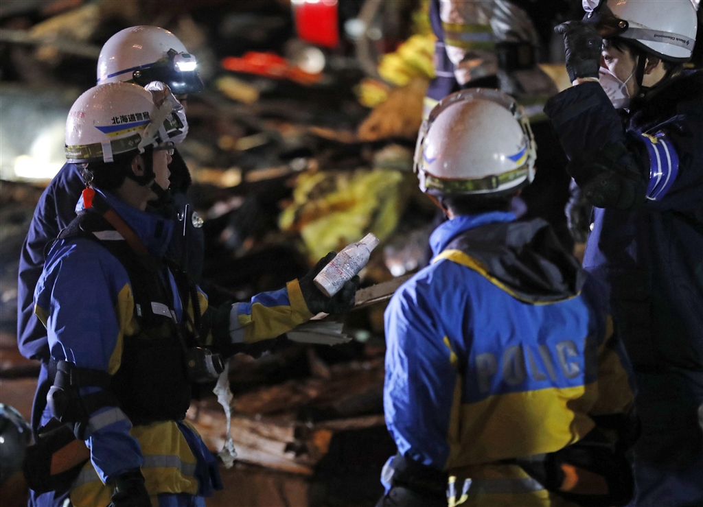 日本北海道札幌市16日晚間發生一起爆炸案,導致42人受傷。圖為警方調查爆炸原因。(共同社提供)