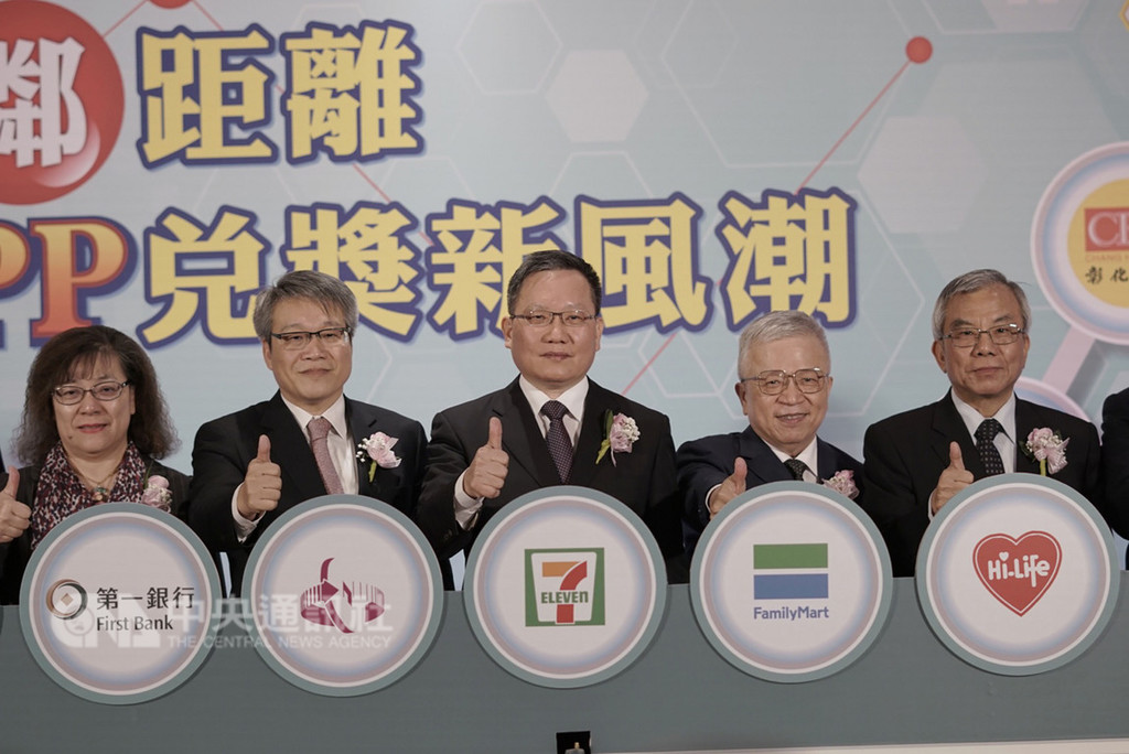 財政部推動統一發票兌獎多元服務新措施,財政部長蘇建榮(中)18日出席統一發票兌獎多元服務記者會。中央社記者邱柏勝攝 107年12月18日