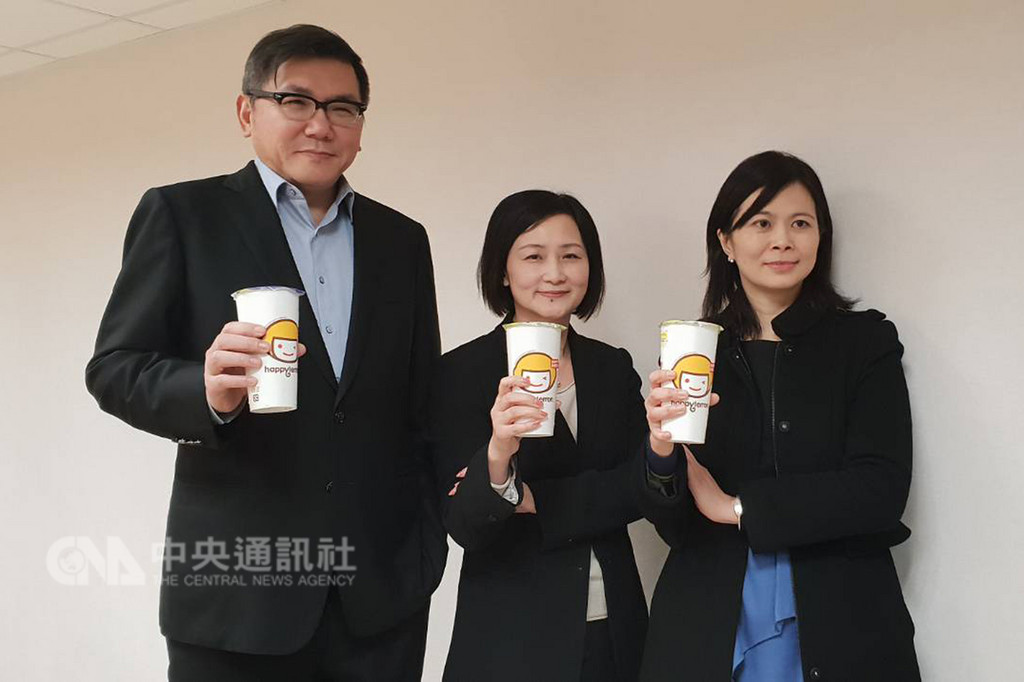 旗下有「快樂檸檬」品牌的雅茗-KY 18日表示,2018年是「先蹲後跳」的一年,經歷組織、供應鏈優化和品牌改造,明年展店數將成長20%,順利突破千店。圖左為董事長吳伯超、圖中為雅茗-KY總裁盧小慧。中央社記者江明晏攝 107年12月18日