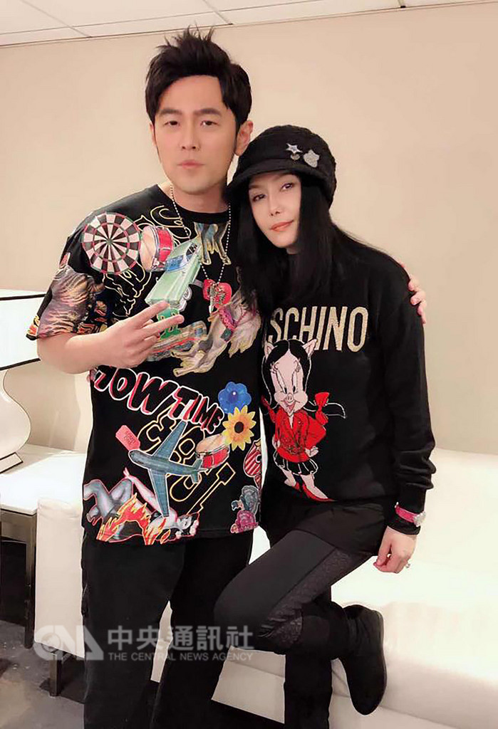 歌手周杰倫(左)17日在澳門舉行「地表最強」演唱會,與他交情友好的台語歌壇天后江蕙(右)特別到場,替周杰倫演唱會加持打氣。(取自江蕙臉書粉絲團)中央社記者江佩凌傳真 107年12月18日
