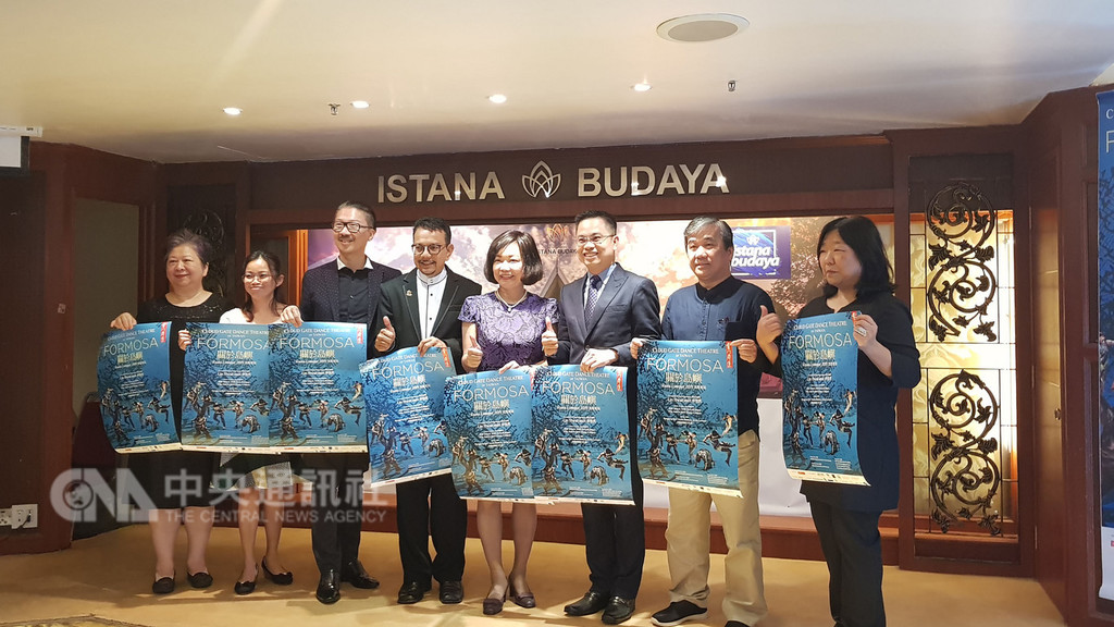 台灣雲門舞集創辦人兼藝術總監林懷民的新作「關於島嶼」,將在明年3月在馬來西亞吉隆坡演出,並成為東南亞的首演場。駐馬代表洪慧珠(右4)出席見證。中央社記者郭朝河吉隆坡攝 107年12月18日