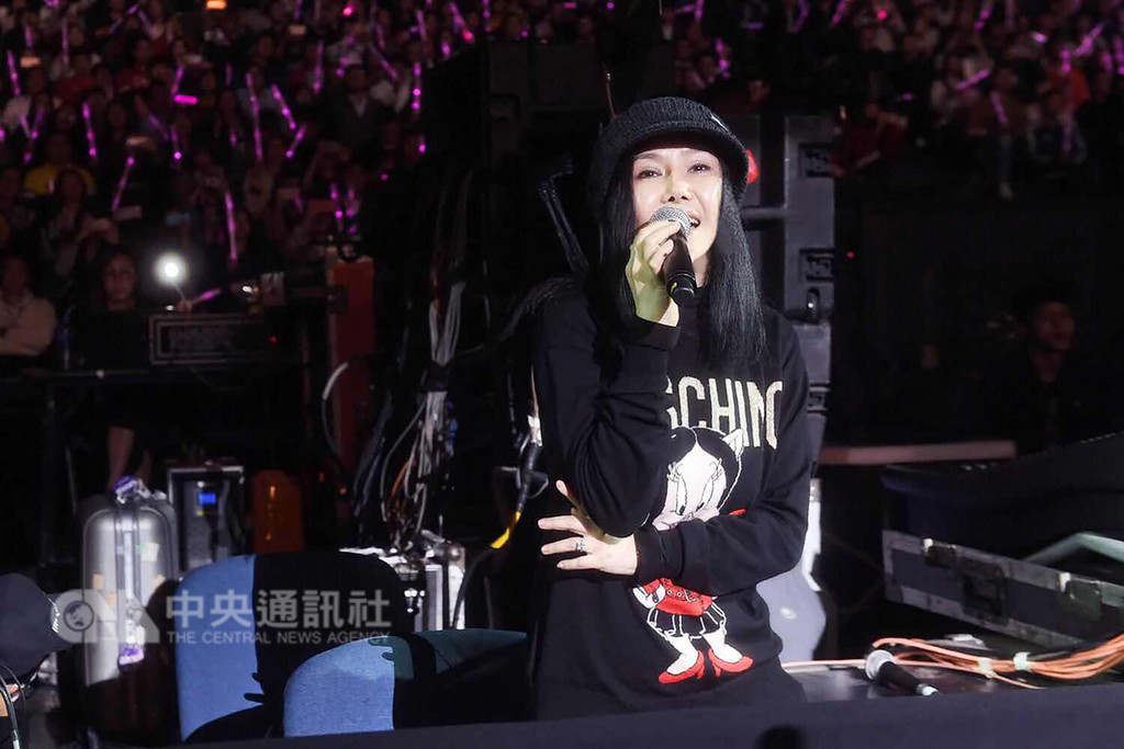 歌手周杰倫17日在澳門舉行「地表最強」演唱會,台語歌壇天后江蕙(圖)坐在台下聽歌,在粉絲點歌橋段時點播周杰倫的「稻香」,到副歌竟意外開金口跟著哼唱幾句,令眾人又驚又喜。(杰威爾提供)中央社記者江佩凌傳真 107年12月18日