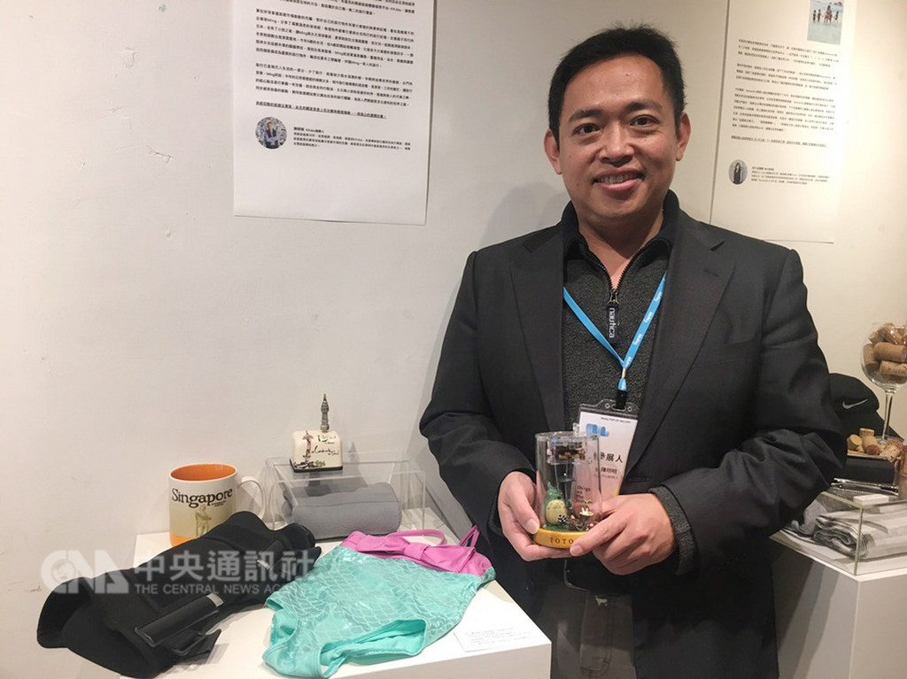 微型旅展「旅人物誌」18日開幕,KKday執行長陳明明分享了一件女兒的泳裝,他回憶,當時帶孩子到日本一處有泳池的公園玩,結果和女兒走散,所幸透過尋人廣播找到女兒,當時的心情讓他十分難忘。中央社記者陳葦庭攝 107年12月18日