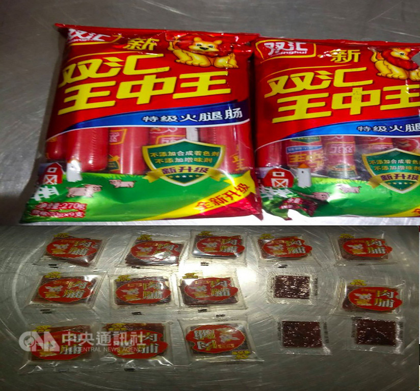旅客私帶非洲豬瘟疫區肉品入境,18日起初犯即重罰新台幣20萬元。防檢局統計,截至18日下午4時,開罰兩件20萬元,違規產品為中國豬肉乾及火腿腸。(防檢局提供)中央社記者楊淑閔傳真 107年12月18日