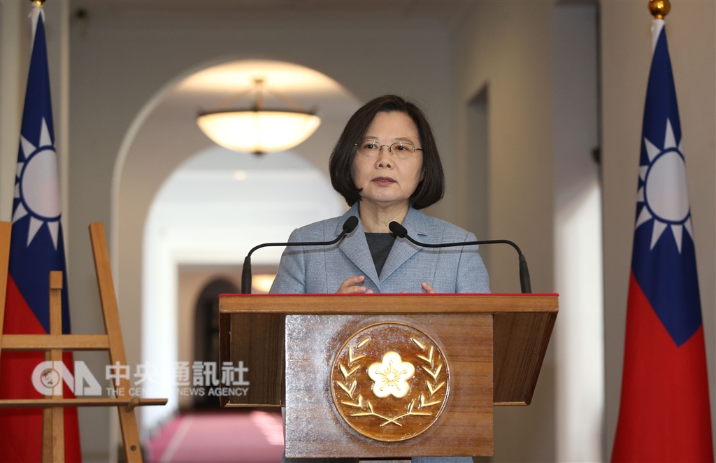 轉型正義「去蔣化」引發關注,總統蔡英文(圖)18日上午在總統府進行迴廊談話表示,這不是總統說了算,也不是促轉會說了算,社會期待促轉會能搭建平台,讓有不同看法的人可以在一個平台上交換意見。中央社記者鄭傑文攝 107年12月18日