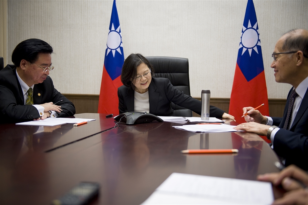 美國總統川普上任後,打破長達半世紀的思維,使台美關係充滿挑戰與機會。圖為蔡英文(中)與川普通話。(總統府提供)
