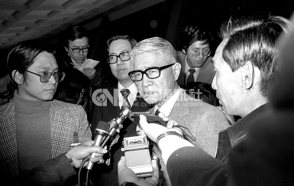 台美斷交後,外交部次長楊西崑(前右2)前往美國國務院談判。圖為楊西崑返台後向媒體說明談判經過。(中央社檔案照片)