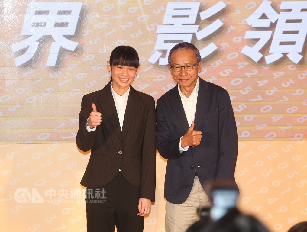 中華電信MOD代言人吳念真(右)、戴資穎(左)19日出席中華電信MOD歡慶200萬戶記者會,分享MOD收視經驗。中央社記者謝佳璋攝 107年12月19日