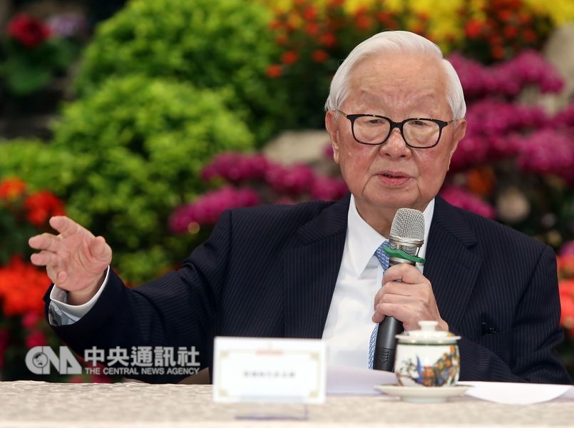 台積電創辦人張忠謀表示,AI改變人類生活的威力會比網際網路更大,未來任何應用都需要IC,IC產業長期看好。(中央社檔案照片)