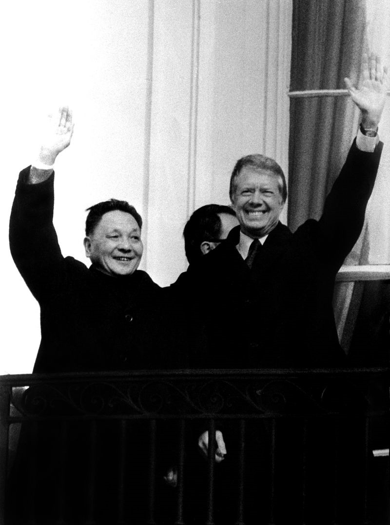 1978年12月16日,敵對近30年的美國與中國宣布建交,雙方都視為外交上的重大勝利。圖為1979年1月,首位訪美的中國領導人鄧小平(左)會晤美國總統卡特(前右)。(檔案照片/中新社提供)
