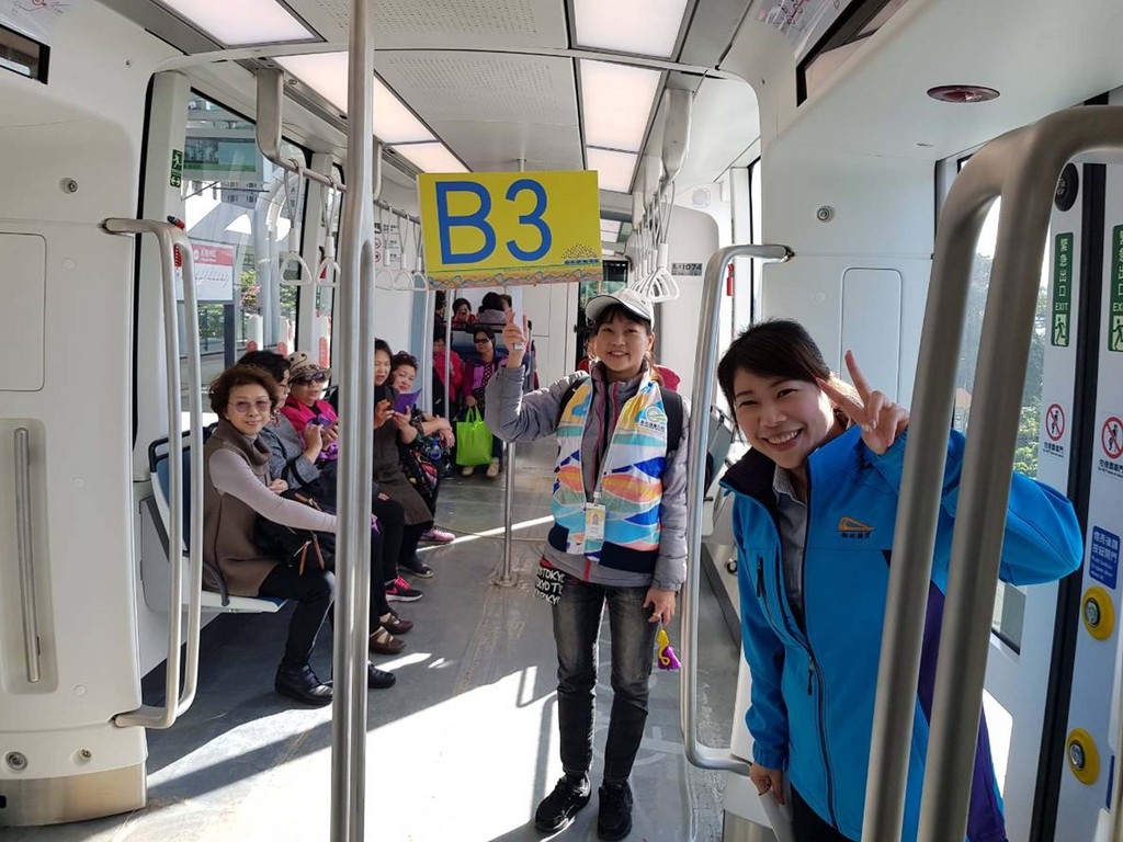 淡海輕軌23日將上路,有別於民眾慣常搭乘的捷運,上下車乘客須於輕軌列車停妥時自行按鈕開門,以達節能減碳效果,對民眾來說是種全新的體驗。(新北捷運工程局提供)中央社記者王鴻國傳真 107年12月20日