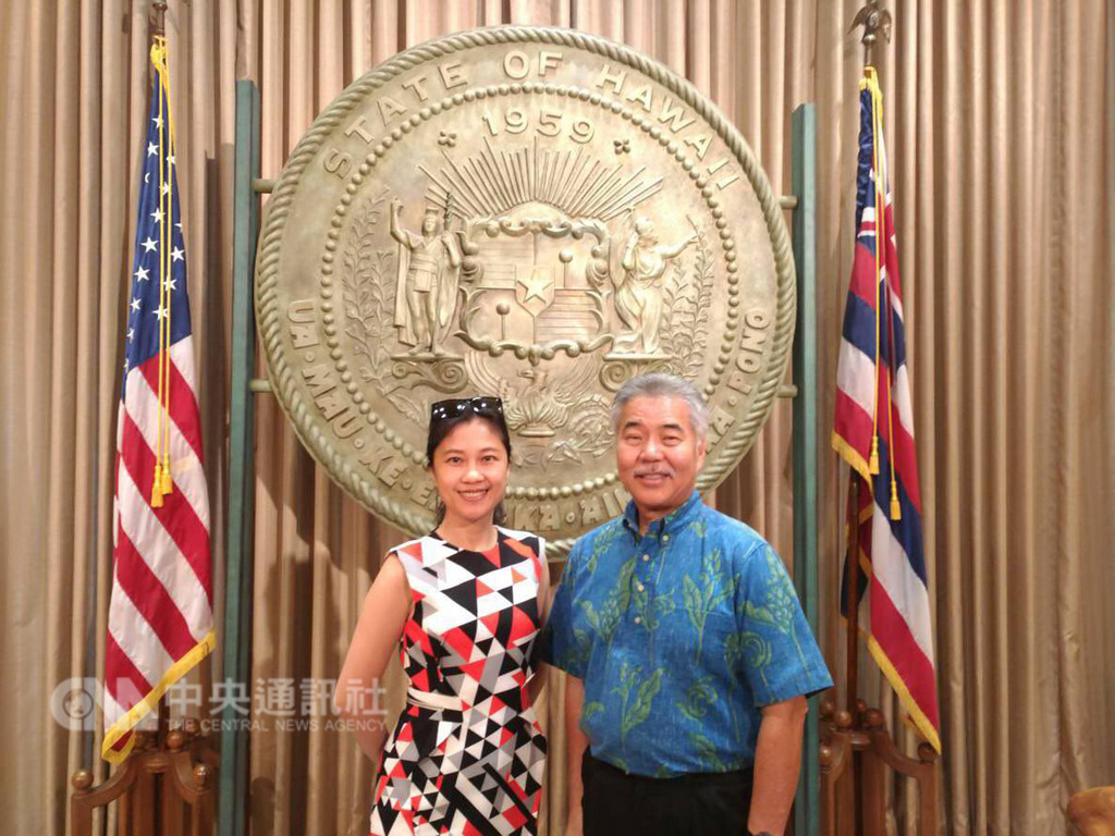 行政院發言人Kolas Yotaka(谷辣斯.尤達卡)(左)於美國夏威夷時間12月18日晚間,參加台灣夏威夷締結姊妹州25週年酒會,與夏威夷州長David Ige(伊藝)(右)合影。(行政院提供)中央社記者顧荃傳真 107年12月20日