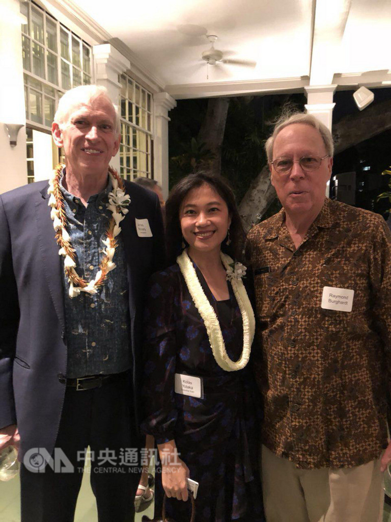 現任美國在台協會主席莫健(James Moriarty)(左)以及前美國在台協會主席薄瑞光(Raymond Burghardt,右)出席台灣夏威夷締結姊妹州25週年酒會,行政院發言人Kolas Yotaka(谷辣斯.尤達卡)與兩人相談甚歡。(行政院提供)中央社記者顧荃傳真 107年12月20日