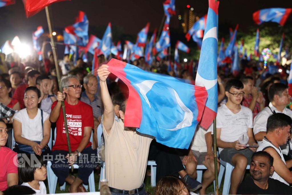 大馬5月大選首度政黨輪替,終結執政聯盟「國民陣線」60年執政,圖為競選造勢活動吸引大批民眾。中央社記者黃自強馬來西亞新山攝 107年12月20日
