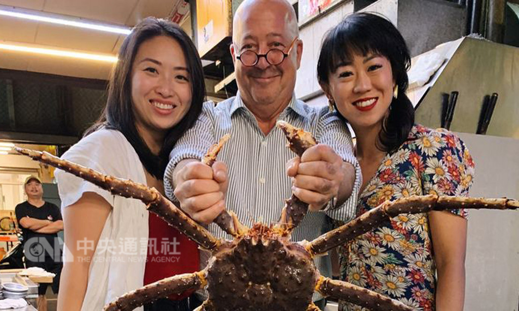 觀光局與美國電視名廚安德魯席曼(Andrew Zimmern)(中)及網路紅人合作,宣傳台灣美食。(觀光局駐洛杉磯辦事處提供)中央社記者林宏翰傳真 107年12月20日